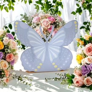 Vista dettagliata della scatola regalo a farfalla lilla circondata da rose fresche