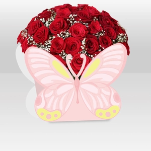 Scatola di fiori con rose rosse e gipsofila in confezione a forma di farfalla rosa