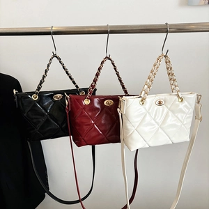 Borsa a tracolla trapuntata a rombi in nero, rosso e bianco in ecopelle lucida