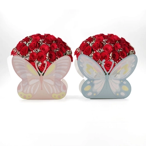 Cesti regalo a farfalla con rose rosse per matrimoni o feste nei colori rosa e blu