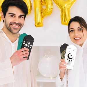 Enveloppes d'argent vertes traditionnelles pour l'Aïd avec motifs islamiques