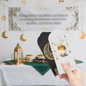 Détail d'enveloppes Eid Mubarak avec motifs de mosquée et croissant en feuille d'or