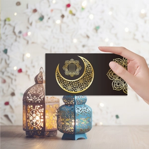 Détail de l'enveloppe festive verte avec des motifs dorés pour les fêtes malaisiennes