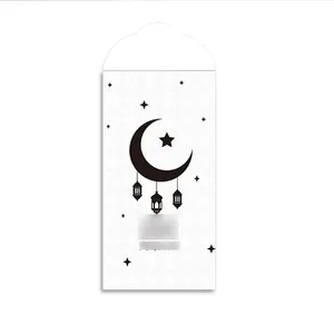 Détail de l'enveloppe en papier blanc avec motifs de croissant de lune et lanternes