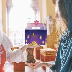 Scatola regalo viola per Ramadan con silhouette di moschea dorata e manico elegante
