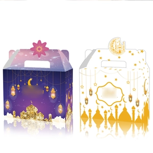 Scatole di caramelle viola e bianche con disegni dorati di moschea e luna crescente
