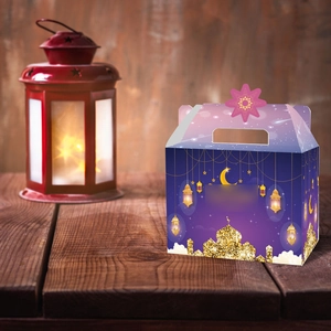 Dettaglio della scatola regalo Eid Mubarak con sagoma di moschea dorata e stelle