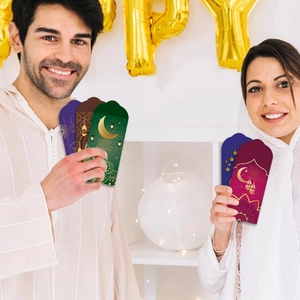 Λεπτομέρεια από φακέλους Eid Mubarak με χρυσά σχέδια μισοφέγγαρου και φαναριών γιορτής