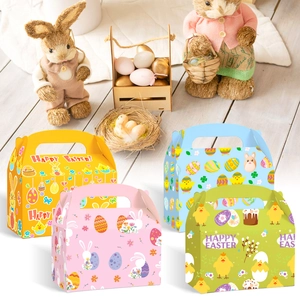 Vue détaillée de boîtes cadeaux de Pâques colorées avec motifs de lapins et poignées