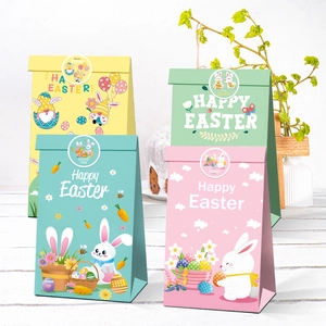 Bolsas de regalo de Pascua coloridas con diseños de conejos y huevos sobre madera