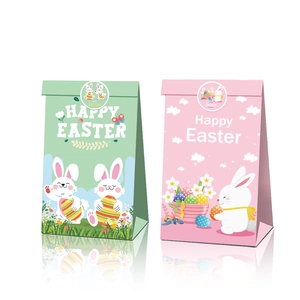 Detalle de bolsas de regalo de Pascua con conejos y sello Happy Easter en fondo blanco