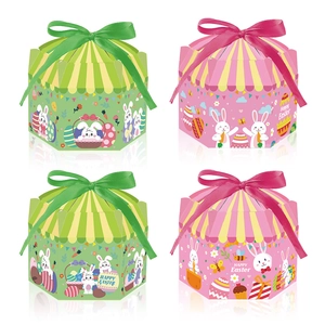 Vue détaillée de boîtes cadeaux de Pâques hexagonales avec motifs lapins et rubans