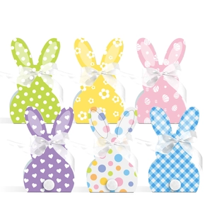 Set di sei scatole regalo colorate a forma di coniglietto pasquale con nastri e pompon