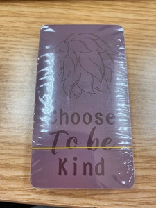 Vista ravvicinata della carta viola con leone e citazione Choose To be Kind in pellicola