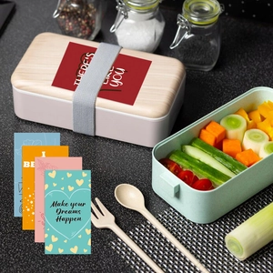 Dettaglio del set porta pranzo ecologico con coperchio in bambù e biglietti motivazionali