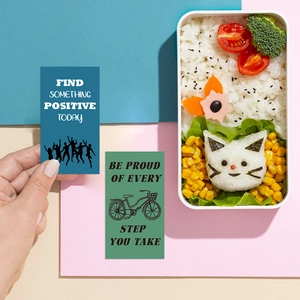 Primo piano di biglietti motivazionali con citazioni positive e illustrazioni piatte