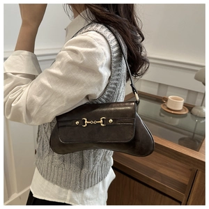 Detailansicht der Vintage-Achseltasche mit goldener Trensenschnalle und Lederoptik