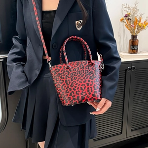 Borsa a mano alla moda con stampa leopardata rossa e nera e finiture in argento lucido