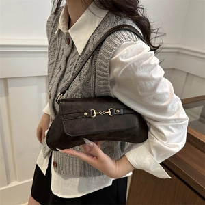Vintage dunkelbraune Leder-Schultertasche mit goldener Trense und gebogenem Boden