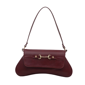 Retro Schultertasche aus weinrotem Leder mit goldenem Gebiss und Halbmondform