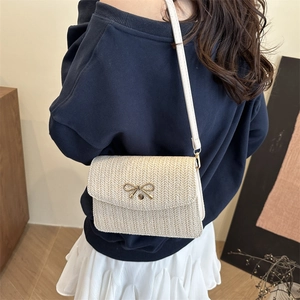Sac bandoulière tissé crème avec fermoir papillon doré et fine bandoulière réglable