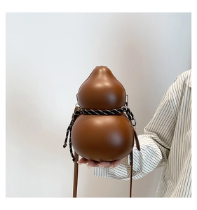 Détail d'un sac bandoulière marron en forme de calebasse avec corde tressée et similicuir lisse