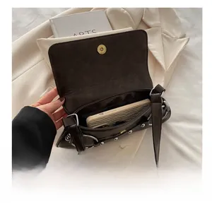 Détail de l'intérieur d'un sac à main rétro marron foncé montrant l'espace de rangement