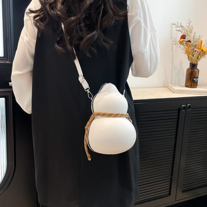Minimalistische weiße Tasche in Flaschenkürbis-Form mit gewebtem Seil für Damen