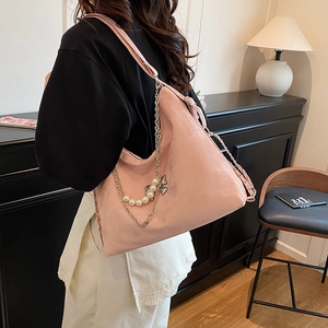 Rosa Shopper Tasche mit dekorativer Schmetterlingskette und eleganter Perlen-Schulterriemen
