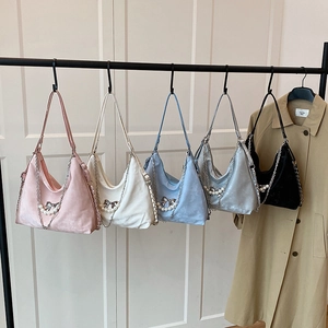 Große Samt-Schultertaschen mit Schmetterlingskette in fünf Farben inklusive Pink und Blau