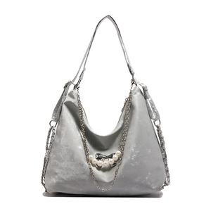 Silberne Hobo-Tasche mit Perlen-Schmetterlingskette und Metallic-Textur für modernen Stil