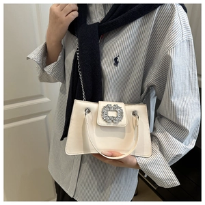 Sac à bandoulière chic en cuir blanc avec boucle en cristal en photo de style de vie urbain