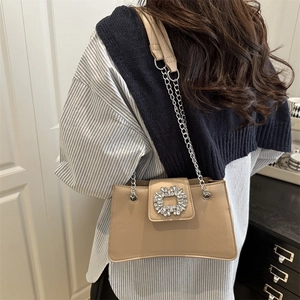 Sac à bandoulière kaki avec boucle en strass et chaîne en argent pour femme mode
