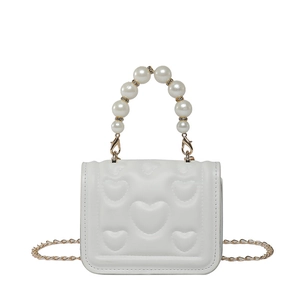 Weiße Mini-Handtasche mit Herzprägung, Perlengriff und goldener Kettenriemen