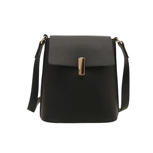 Sac bandoulière minimaliste en cuir noir avec boucle en métal doré poli et bandoulière