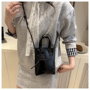 Mini borsa a tracolla verticale nera lucida con scritta Fashion Bag e manico elegante