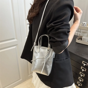 Petit sac bandoulière argenté minimaliste avec poignées et finition métallique