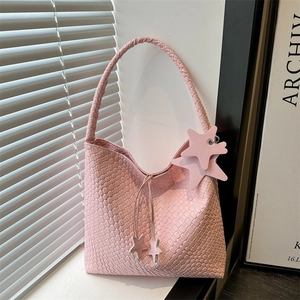 Sac à Épaule en Cuir PU Tissé pour Femmes Grande Capacité Couleur Unie Sac Fourre-tout Avec Pendentifs Étoiles Design Simple Sac Hobo Mou