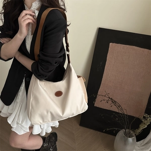 Schicke beige Nylon-Halbmond-Schultertasche mit braunem Lederpatch und Gurt
