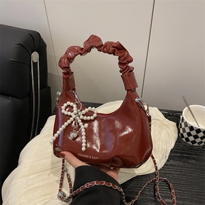 Sac à Bandoulière Cloud en Cuir PU Brillant Pour Femmes Avec Charme de Coeur Noeud en Perles Sac Sous les Aisselles Plissé Hobo Bag