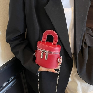 Mini sac cylindrique en cuir rouge avec surpiqûres blanches et bandoulière chaîne