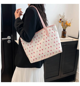 Détail du sac cabas tendance avec imprimés ours porté avec une tenue de mode décontractée