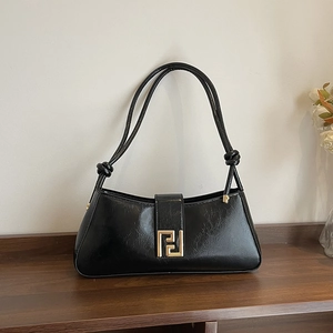Sac baguette élégant en cuir noir brillant avec boucle dorée et lanières nouées