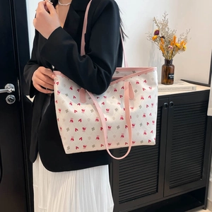 Sac Fourre-tout en Cuir PU Grande Capacité pour Femmes Imprimé Cœur Fraise Cerise Nœud Sac à Bandoulière Sac à Main de Navettage