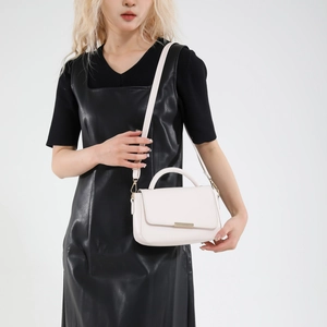 Elegante bolso de mano blanco en cuero con barra dorada y correa de hombro ajustable