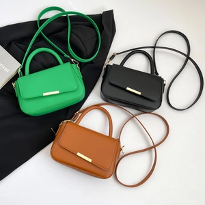 Bolsos bandolera minimalistas de cuero en verde, negro y marrón con hebillas de oro