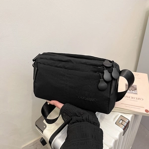 Minimalistische schwarze Nylon Umhängetasche mit Reißverschlüssen und DUONING Logo