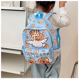 Detail van de blauwe schooltas met Capybara-print en comfortabele gevoerde schouderbanden