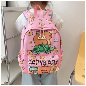 Roze schoolrugzak met schattige capibara-print, gedragen door kind in een thuisomgeving