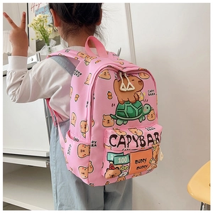 Gedetailleerd zicht op roze schoolrugzak met schattige capybara-prints en zijvakken
